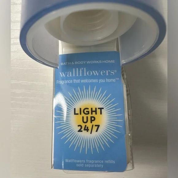 NWT - Bath & Body Works Blue Light-up Wallflower - Picture 2 of 6